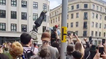 Bristolban a tüntetők ledöntötték és a folyóba dobták egy rabszolgatartó szobrát