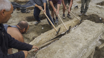 A szemünk láttára ástak ki egy római halottat a Bécsi úton