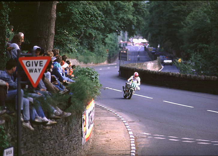 1988: Oxley a negyedik helyen áll az FZR400-zal, éppen a Bradden Bridge-nél tart