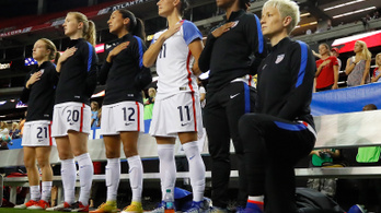 Már nem büntetik a himnusz alatt térdelő amerikai futballistákat