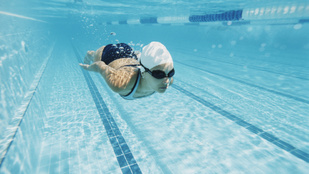 „Még túl kicsi a gyerek ahhoz, hogy úszni tanuljon!” – Tények és tévhitek az úszásról