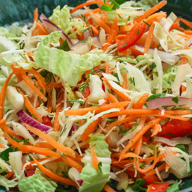 Pikáns kínaikel-saláta sok ropogós zöldséggel – Húsok mellé tökéletes választás