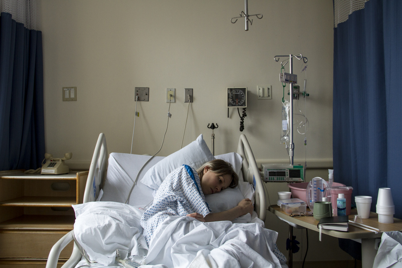 Magyarországon 2018-ban egy időre berobbant a köztudatba az endometriózis egy fiatal nő Facebookon közzétett levele nyomán. Arról írt, hogy 2022-re kapott időpontot az operációjára, addig pedig küzdhet a nehezen elviselhető fájdalmakkal. Az egészségbiztosító reagált, közölték, hogy a hivatalos várólisták szerint itthon az endometriózis műtéteket 2 hónapon belül elvégzik. Hamarosan tisztázódott, hogy ez a rutinesetekre igaz, de azoknak, akiknek a levél írójához hasonlóan bélendometriózisa van, olykor tényleg éveket kell várniuk. A vége az az elhatározás lett, hogy gyorsítani fogja az endometriózis műtéteket az egészségbiztosító. Nem sokkal később egy, az endometriózisban szenvedőknek kedvező jogszabályváltozás is történt a Női Liga közbenjárására. 2019. január 1-től adókedvezményre jogosultak Magyarországon az érintett nők. Súlyosan fogyatékos személyek személyi kedvezménye címén ez havonta valamivel több mint 7 ezer forintot jelent. Erre a pénzre elég nagy szükség van: az endometriózis anyagilag is megterhelő tud lenni, elég a munkaképtelenül töltött napokra, a nagy tételben vásárolt fájdalomcsillapítókra, a költséges magánorvosi vizsgálatokra gondolni.