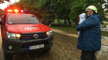 Víz árasztott el egy házat Gyúrón, kisbabát mentettek az önkéntesek