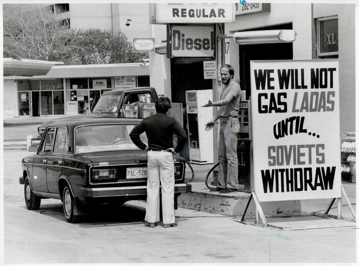 Richard Brennan újságíró és Nick Shepherd elhíresült vitája a Kingston Roadi benzinkúton, 1980-ban