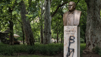 Megrongálták Churchill budapesti szobrát is
