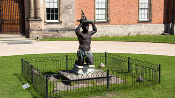 Egy mórt ábrázoló barokk szobrot is eltávolítottak Angliában