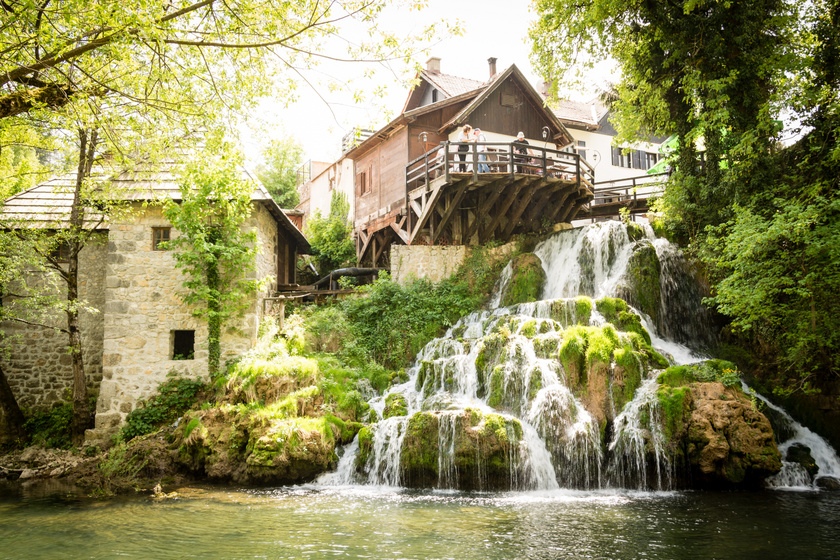 Vízesésre épült a gyönyörű horvát falucska - Plitvice előszobája csak 5 órányira van Budapesttől