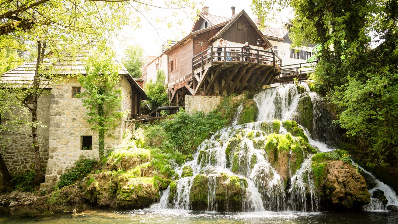 Vízesésre épült a gyönyörű horvát falucska - Plitvice előszobája csak 5 órányira van Budapesttől