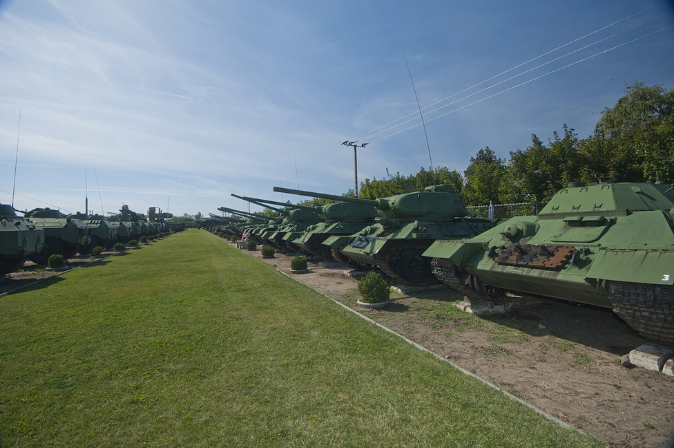 Javarészt orosz haditechnikát láttunk, a Magyar Honvédség egykori készletéből. Ez a hátsó sor tucatnyi késői T-34-essel indul