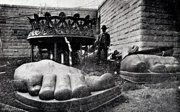 A szobor lába érkezés után, 1885-ben a Hudson folyó torkolatánál található kis szigeten.