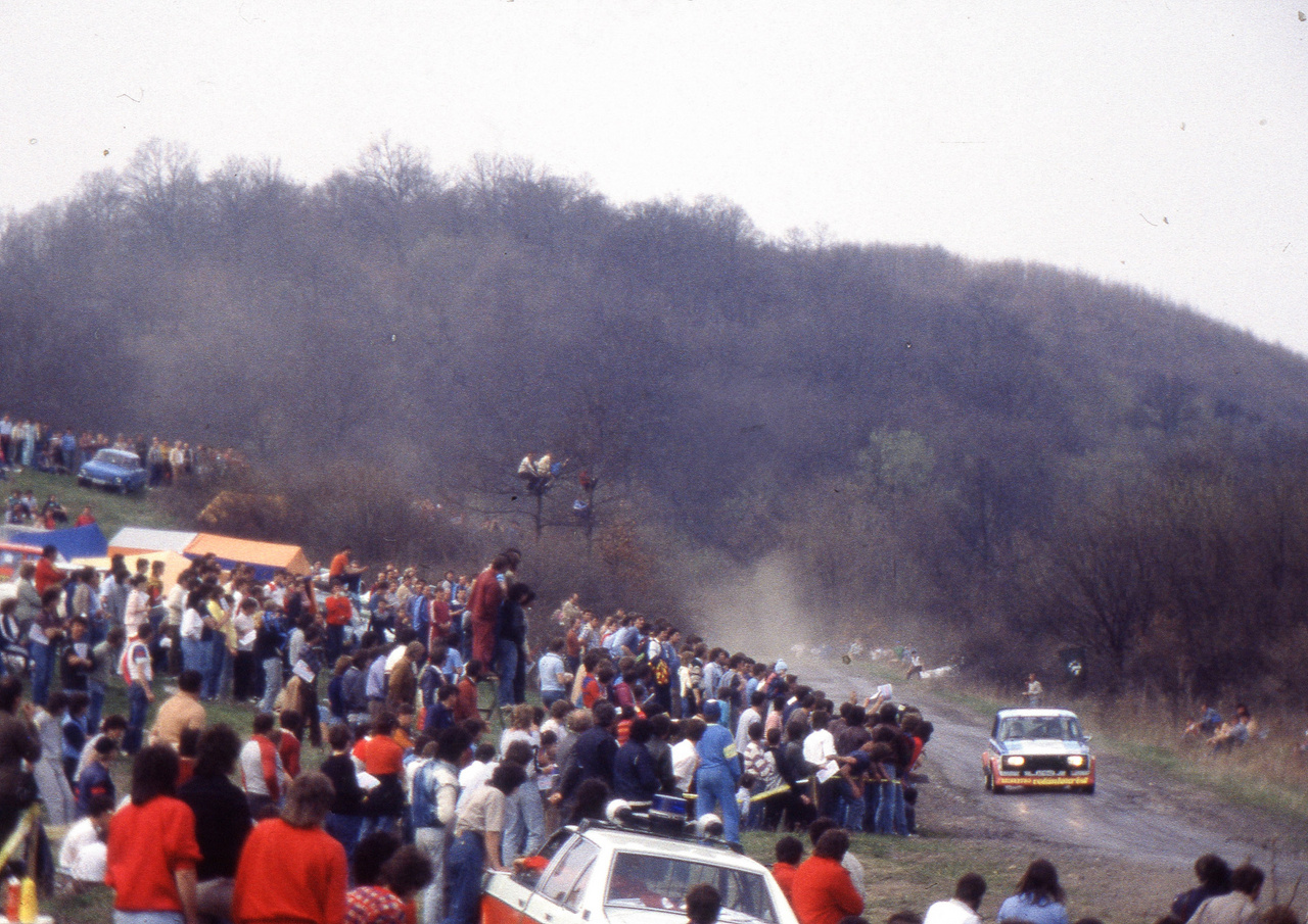 Az 1984-es Salgó Rali – legendás verseny, iszonyat sok nézővel. Ez a kazári gyors
                        