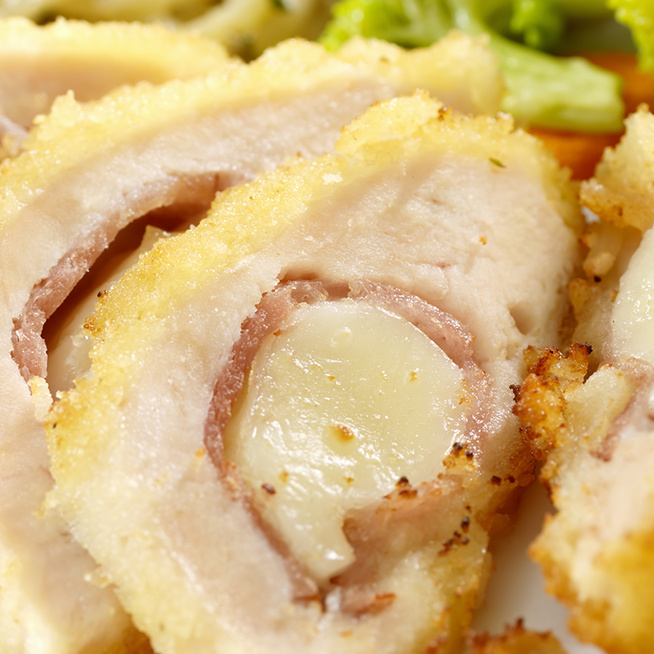 Rántott hús felturbózva, sonkával és sajttal töltve – Így lesz tökéletes a csirke cordon bleu