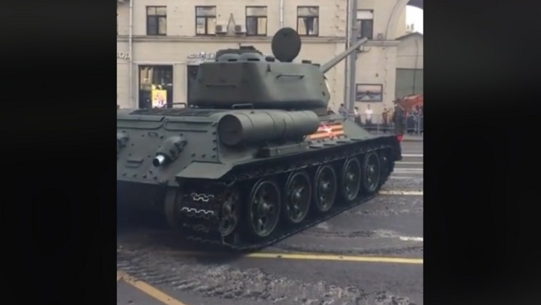 Rendesen szétcsapják Moszkva útjait a T-34-esek