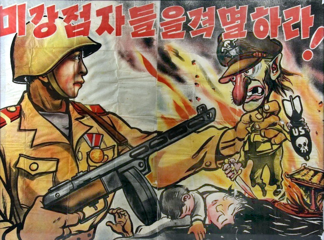 Észak-koreai propagandaplakát. A dobtáras gépfegyvert tartó jóvágású koreai katona egy elkorcsosult, gyilkos amerikai katonát készül bal kezével összeroppantani. Az amerikai gnóm érdekes módon kísértetiesen hasonlít a Motörhead megboldogult énekesére, Lemmy Kilmisterre. 