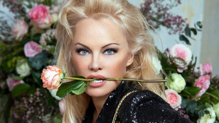 Pamela Anderson rózsával a szájában divatmodellkedik