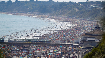 A hőség miatt tömegek vonultak a strandokra Bournemouthban