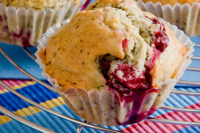 Pihe-puha meggyes-mákos muffin: egyszerre édes és savanykás