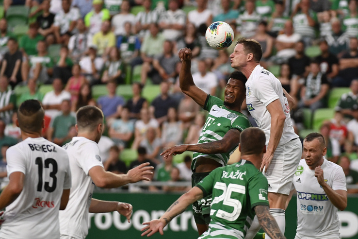 A ferencvárosi Kenneth Otigba (j4) és a mezõkövesdi Jurij Nesterov (j2) a labdarúgó OTP Bank Liga 33. utolsó fordulójában játszott Ferencvárosi TC -Mezõkövesd Zsóry FC mérkõzésen a Groupama Arénában 2020. június 27-én.
                        