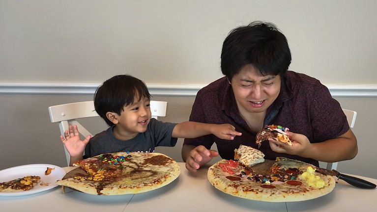 A figyelem, mint gigaüzlet: százmillió ember követi, ahogy egy 8 éves fiú pizzát kóstol