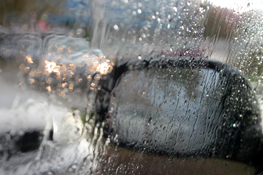 Mi a teendő, ha vezetés közben ér az ónos eső? Kulcsfontosságú, hogyan lassítasz