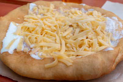 Az igazi sajtos, tejfölös strandlángos receptje, amit a kedvenc balatoni sütödénkből kaptunk