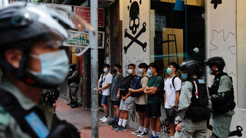 Csak azért letartóztattak egy férfit Hongkongban, mert egy zászlót lengetett