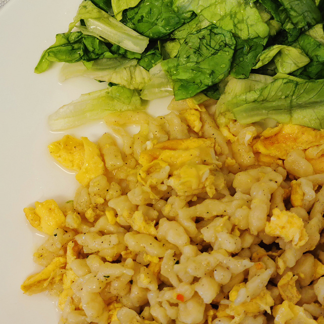 A nyár kedvence, tojásos nokedli ecetes salátával - Így lesz a legfinomabb