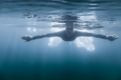 Veszélyes nyitott szemmel úszni a víz alatt, mégis sokan csinálják - Szemorvos figyelmeztet a veszélyekre