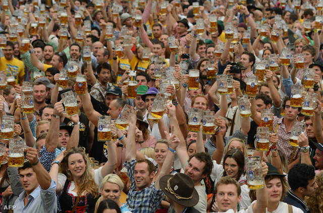 6 milliónál is több vendéget várnak a világ legnagyobb búcsújába idén. A csak München belterületén főzött söröket kínáló mulatság 17 napon át, a német újraegyesítés napjáig tart. 