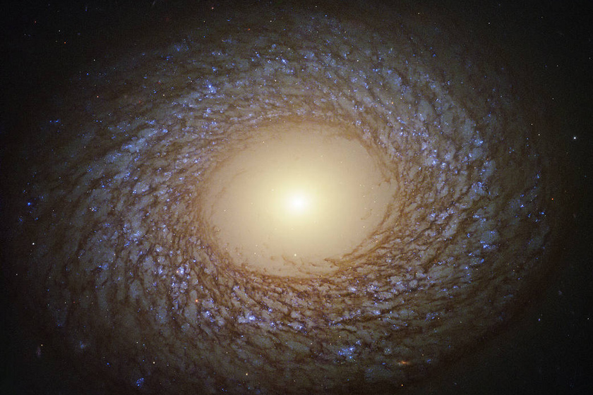 Szokatlan galaxist fotózott le a NASA űrtávcsöve - Gyönyörű felvétel