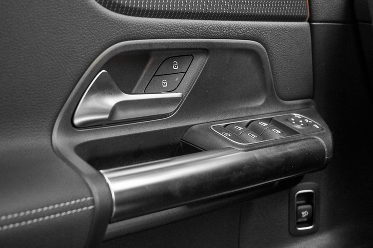 A vastag ajtóbehúzó jelzi, hogy SUV-ban ülünk, ilyen van a GLB-ben is. Az ülésfűtés gombja mögötti nagy üres műanyag tér az elektromos ülésállító gombok helye