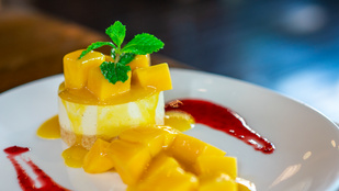 A sajttorta mangóval igazi nyári különlegesség – ezt a változatot sütni sem kell