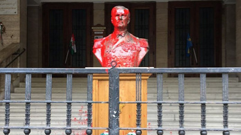 Vörös festékkel öntötték le Horthy szobrát