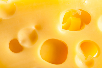Meglepő, mitől lesz lyukas a sajt: a legtöbben rosszul tudják