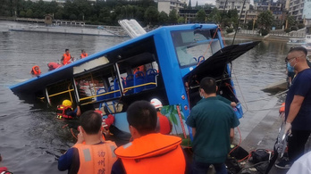 21-en meghaltak, amikor tóba zuhant egy busz Kínában