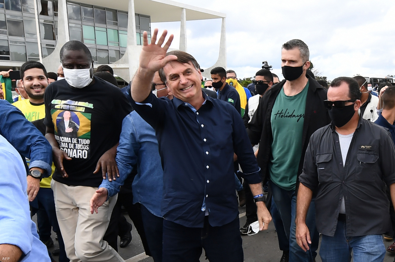 Május 24.Bolsonaro a támogatóit köszönti. A brazil elnökön kívül láthatóan majdnem mindenkin maszk van.