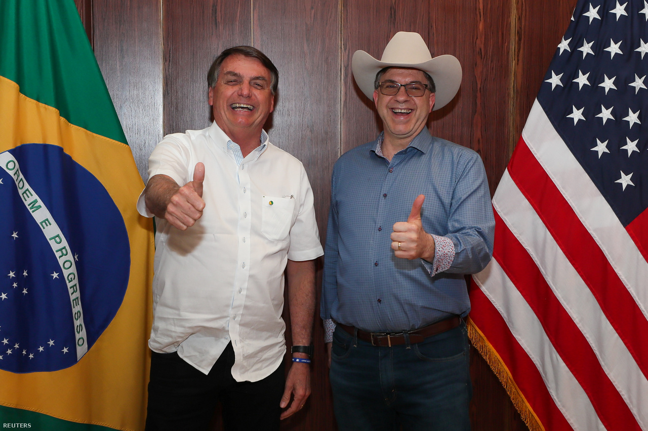 Július 4.Bolsonaro az amerikai nagykövetet köszönti, vidáman fotózkodnak.&nbsp;