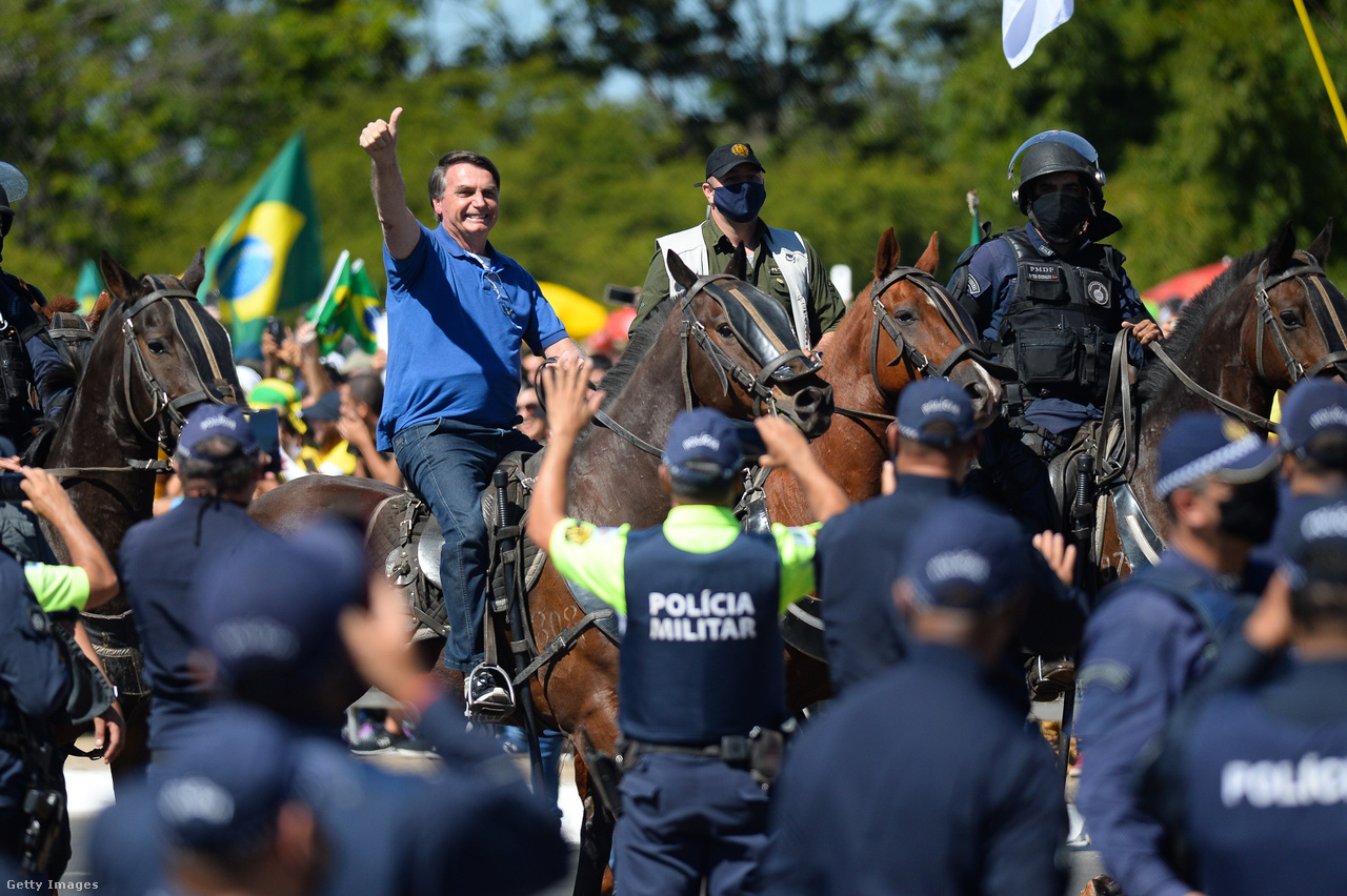 Május 31.Bolsonaro jókedvűen, maszk nélkül lovagol egy miatta tartott szimpátiatüntetésen.