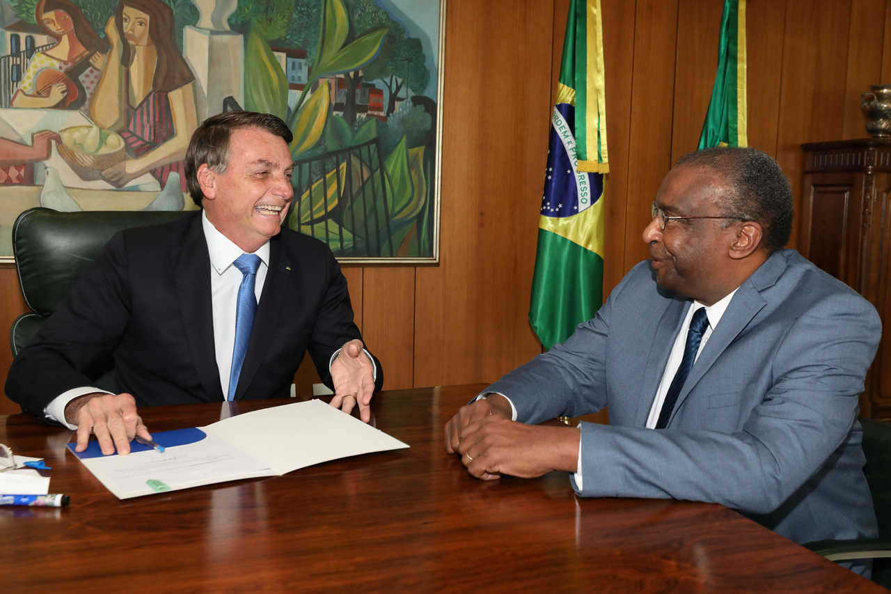 Június 26.Bolsonaro és az oktatási miniszter cseverészik.&nbsp;
