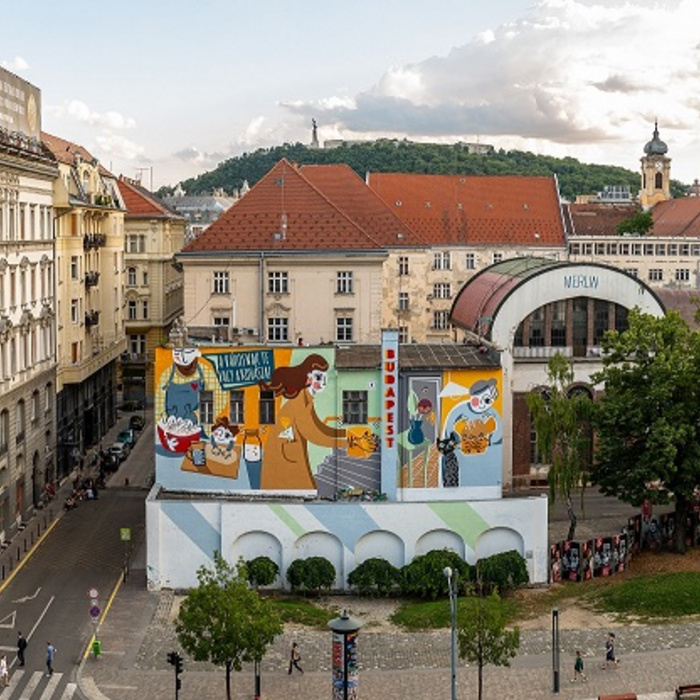 Jópofa, koronás-kovászos falfestmény borította be a Tűzoltóság épületét Pesten