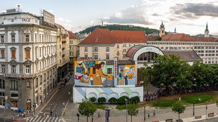 Jópofa, koronás-kovászos falfestmény borította be a Tűzoltóság épületét Pesten