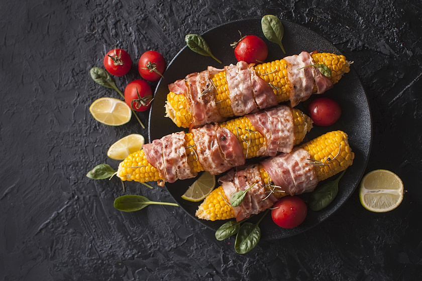 Baconbe tekert kukorica ropogósra sütve: grillen és sütőben is készítheted