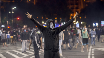 Szerdán is összecsaptak a belgrádi rendőrök a tüntetőkkel