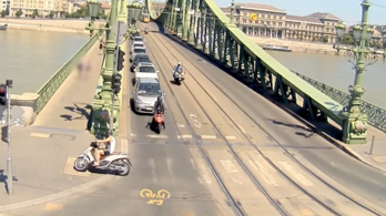 A Szabadság híd járdáján menekült a robogós a motoros rendőrök elől