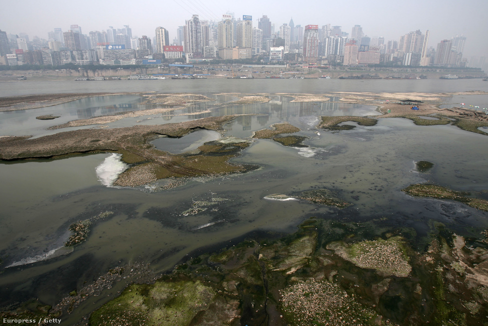 A Jangce-folyó egyik erősen szennyezett szakasza Csungkingnél (Chongqing). A folyó vizébe a partja mentén telepített több mint  tízezer gyárból folyik szennyező anyag, mire eléri torkolatát - ezzel az egyik leghosszabb mellett a világ legszennyezettebb folyója is egyben