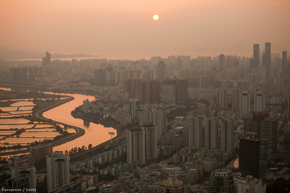 A Sencsen (Shenzhen)-folyó Hong Kongot és Sencsen várost választja el egymástól. Sencsen a világ leggyorsabban növekvő városa. Az országot a túltermelés és az ingatlanpiac összeesése is veszélyezteti, ez a térség ennek áldozata lehet.