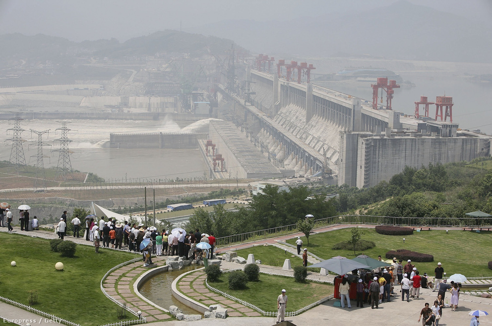 A Három Szurdok gát 185 méteres magasságával a világ legnagyobb vízerőműve, amely 632 négyzetkilométer területű tavat duzzaszt a folyón felfelé, egészen Csungking (Chongqing) városáig. Az erőmű 18 millió kilowattnyi elektromos teljesítményt állít elő, ami a kínai áramtermelésnek kilencede.