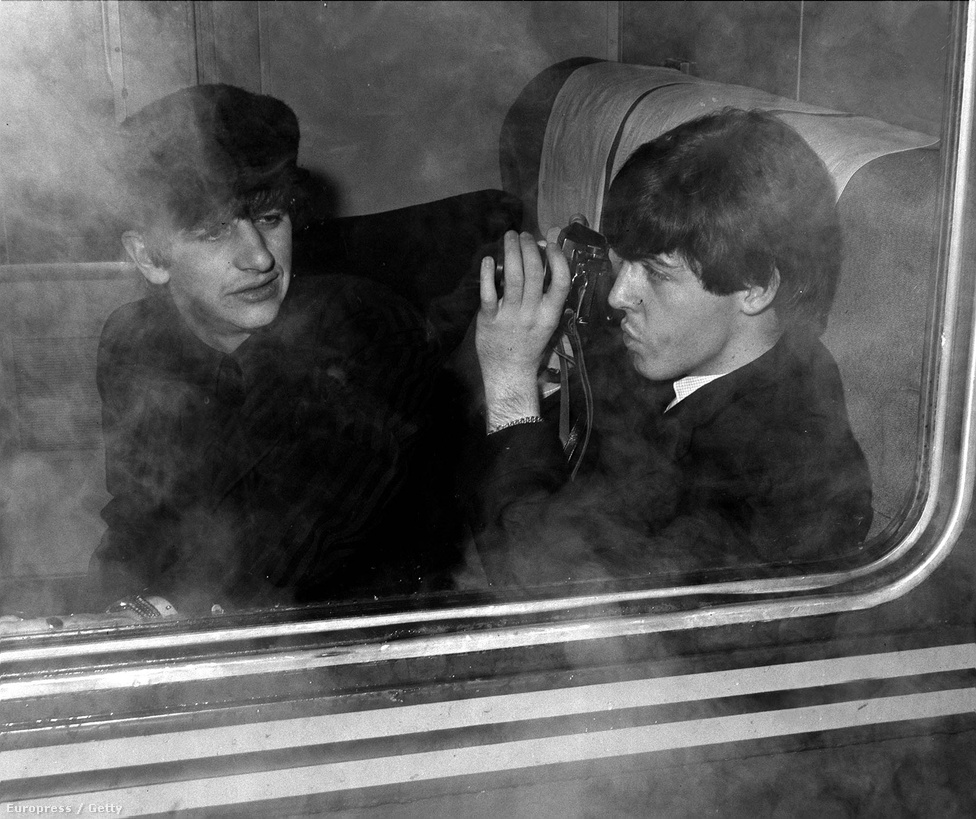 Paul McCartney Ringo Starrt fotózza az 1964-es amerikai turnén, a New York-Washington vonatúton.
                        