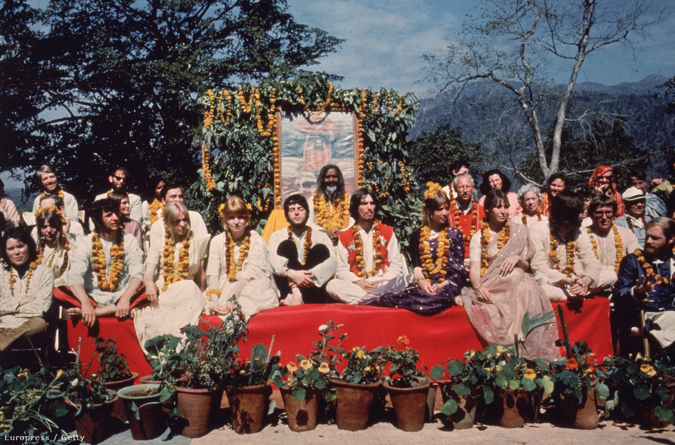 Az India-trippen ragadt Beatles 1968-ban. A képen nem csak a Beatles-tagok és feleségeik szerepelnek, hanem olyanok is, mint Maharishi Mahesh jógi,  Mal Evans Beatles-road vagy a Beach Boys-os Mike Love.